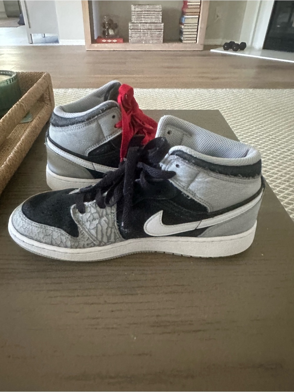 NIKE Air Jordan 1 Mid SE (GS) Elephant Toe Sneakers - Picture 6 of 10